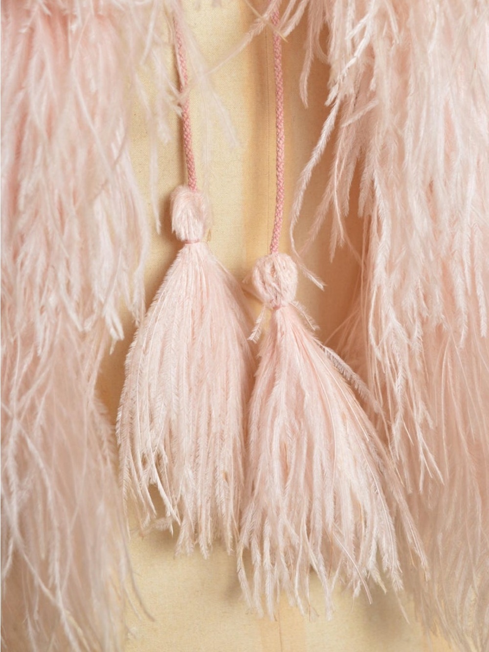 Exquisite 1930s Ostrich Feather Cape Stole with Silk Crepe Lining - Picture 4 of 7